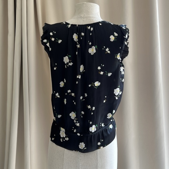 EUC Banana Republic sleeveless flutter sleeve top size Small - Picture 3 of 7